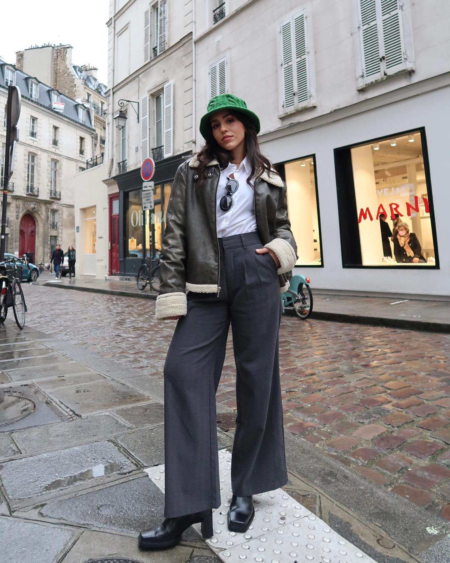 Diffuse monochrome look with a neon bucket hat