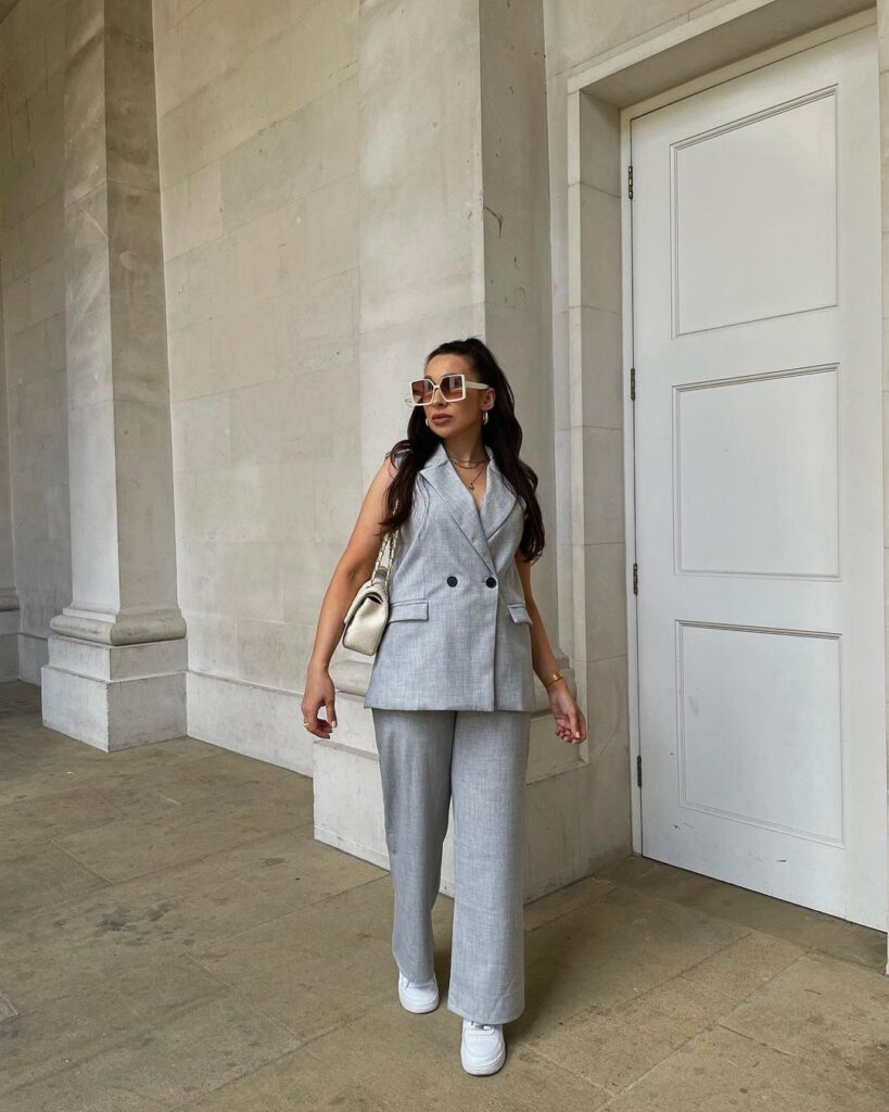 18 Tips on How to Wear All Grey Outfits Without Being Boring