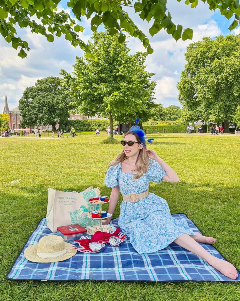 What to Wear on a Picnic? 21 Outfit Ideas
