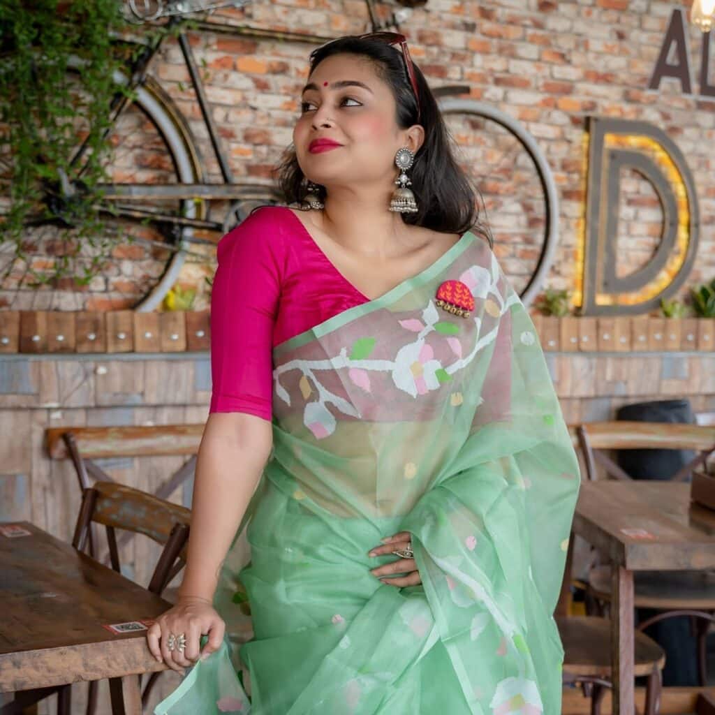 16 Latest Bengali Saree Designs & Styling Tips