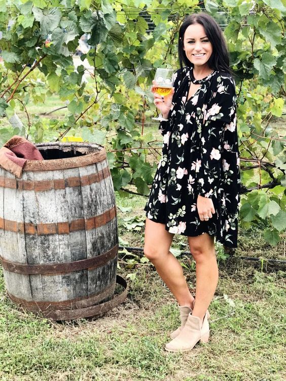 20 Wine Tasting Outfits: What to Wear to a Winery?