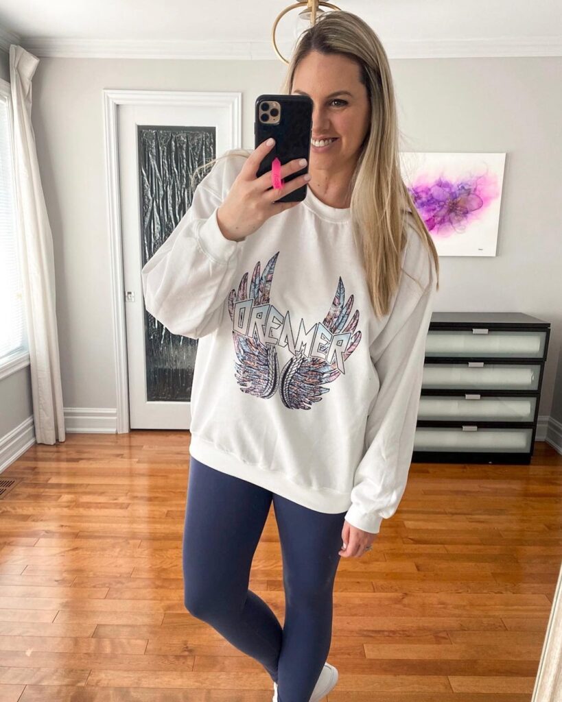 Graphic Sweatshirt Outfits - 20 Ideas on How To Wear A Graphic Sweatshirt