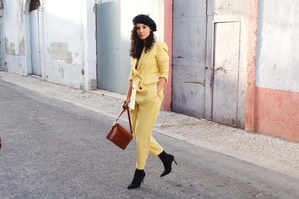 20 Best Black & Yellow Outfit Ideas for Every Occasion