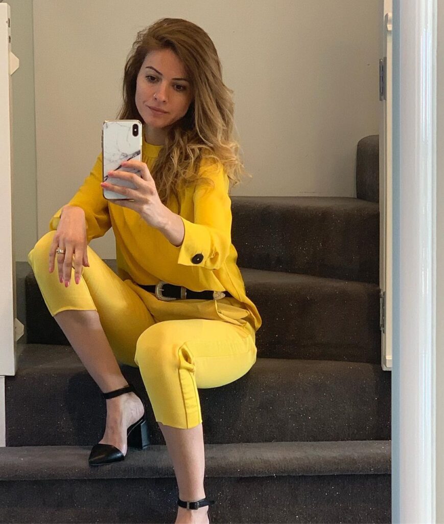 20 Best Black & Yellow Outfit Ideas for Every Occasion