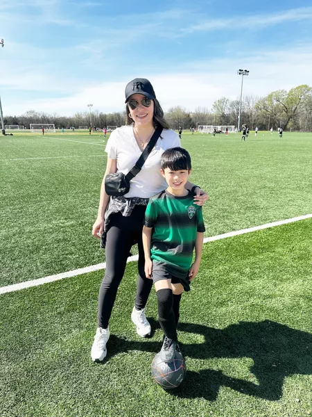 30 Coolest Soccer Mom Outfits That You Can Actually Wear