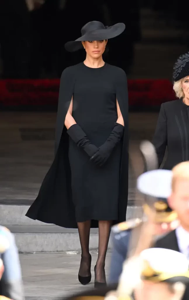 What to Wear to Funeral? 21 Outfits for Women