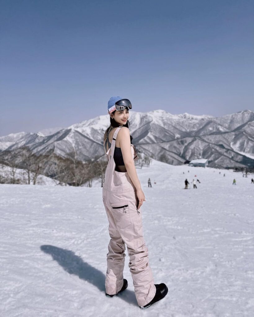 What To Wear Snowboarding - 18 Outfit Ideas & Styling Tips