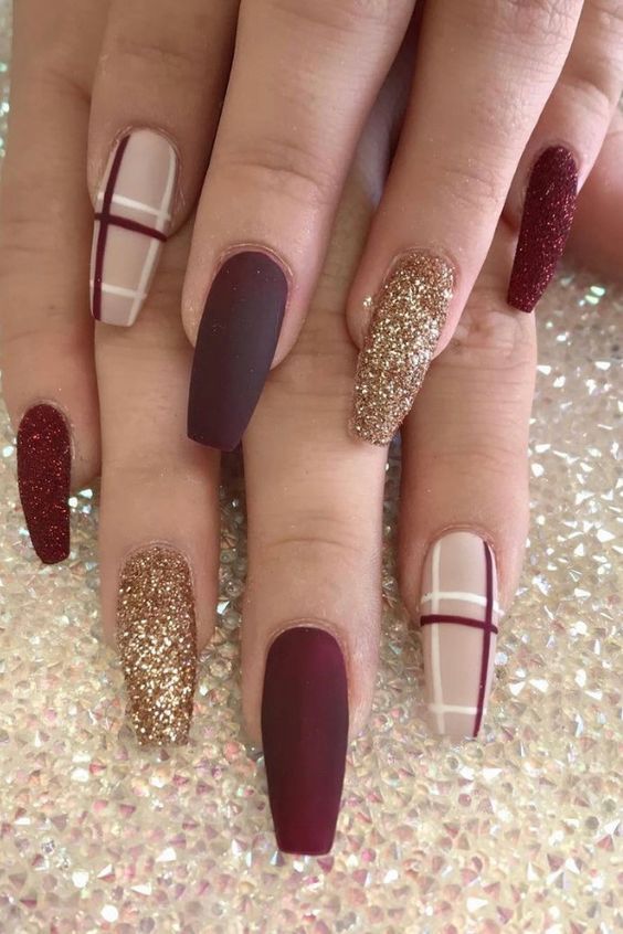 25 Best Christmas Nail Designs You Should Try | Outfit Trends